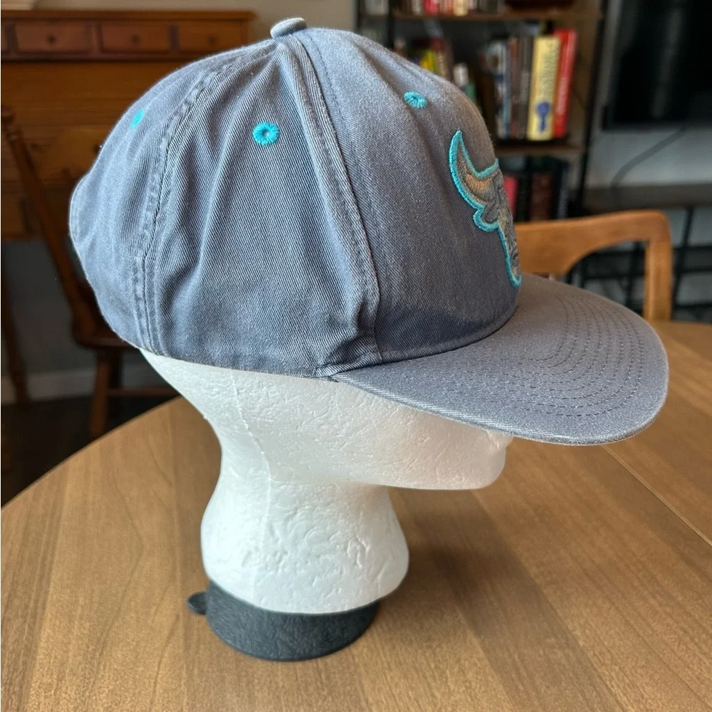 NBA Chicago Bulls Adult Gray and Teal Blue Embroidered SnapBack Baseball Cap - Picture 3 of 13